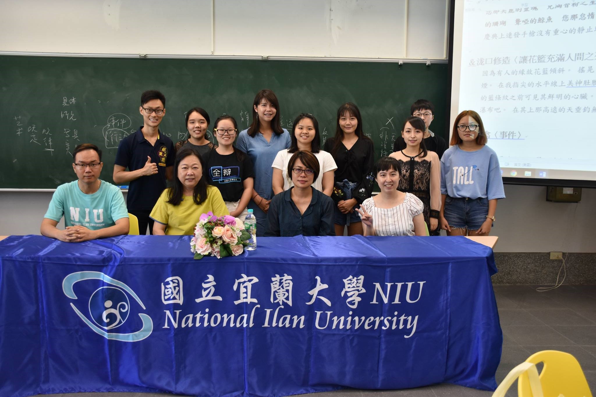学生们与中国中山大学南方学院方婉祯博士(前排左三)合照.